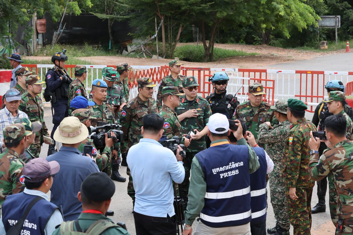 MinistryofInfo1's tweet photo. A seven-nation Interim Observer Team (IOT), led by Colonel Nazlee Bin Abdul Rahim, Malaysian Defence Attaché to the Kingdom of Cambodia, and joined by other residents and non-resident Defence Attaché to the Kingdom of Cambodia conducted an observation visit to Boeung Trakoun Border Checkpoint in Banteay Meanchey Province. These developments occurred subsequent to the ceasefire agreement and the release of the joint statement  during the Extraordinary Cambodia–Thailand General Boundary Committee Meeting (GBC Meeting) held on 7 August 2025, in Malaysia.

(Thursday Afternoon, 14 August 2025)

Photo: Khem Sovannara / AKP