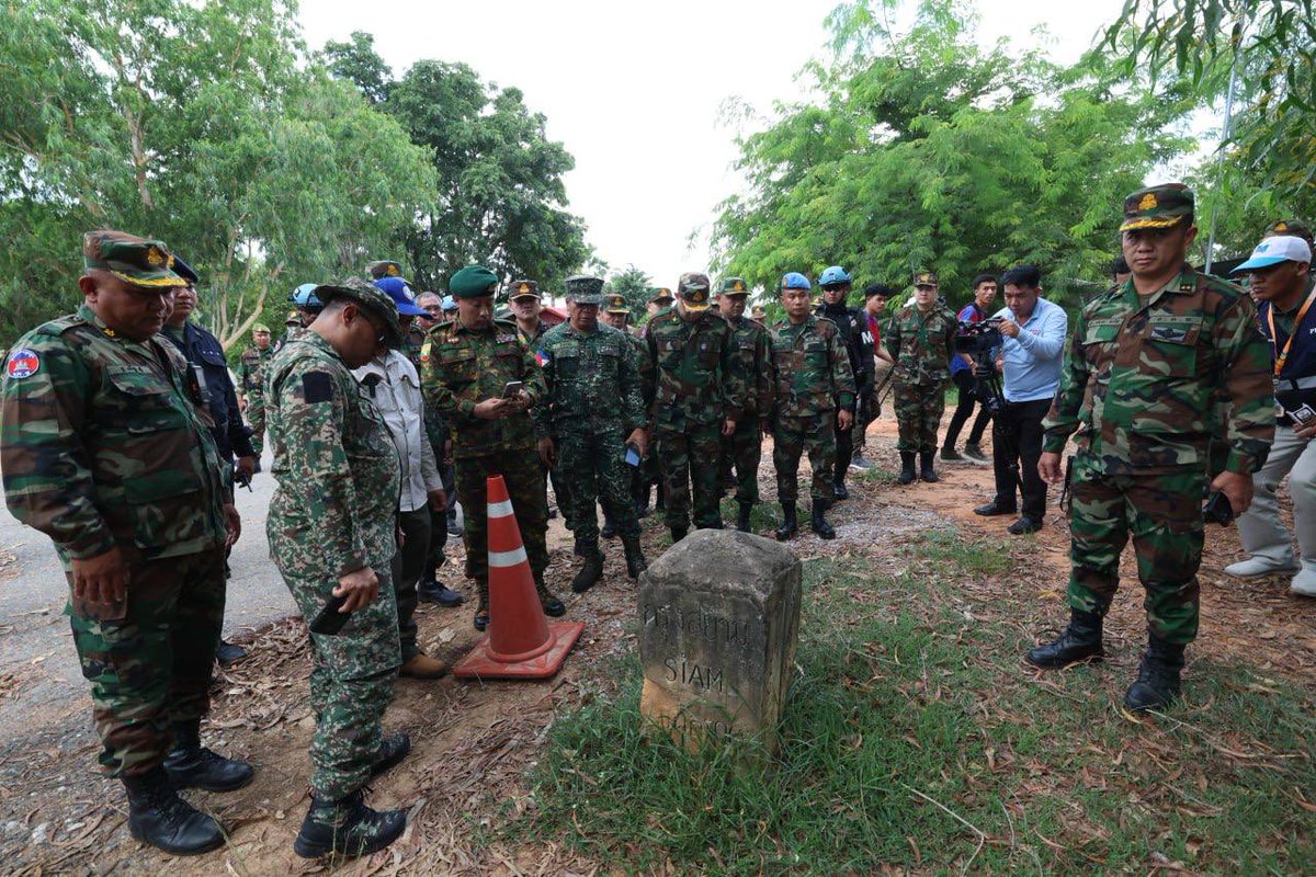 MinistryofInfo1's tweet photo. A seven-nation Interim Observer Team (IOT), led by Colonel Nazlee Bin Abdul Rahim, Malaysian Defence Attaché to the Kingdom of Cambodia, and joined by other residents and non-resident Defence Attaché to the Kingdom of Cambodia conducted an observation visit to Boeung Trakoun Border Checkpoint in Banteay Meanchey Province. These developments occurred subsequent to the ceasefire agreement and the release of the joint statement  during the Extraordinary Cambodia–Thailand General Boundary Committee Meeting (GBC Meeting) held on 7 August 2025, in Malaysia.

(Thursday Afternoon, 14 August 2025)

Photo: Khem Sovannara / AKP