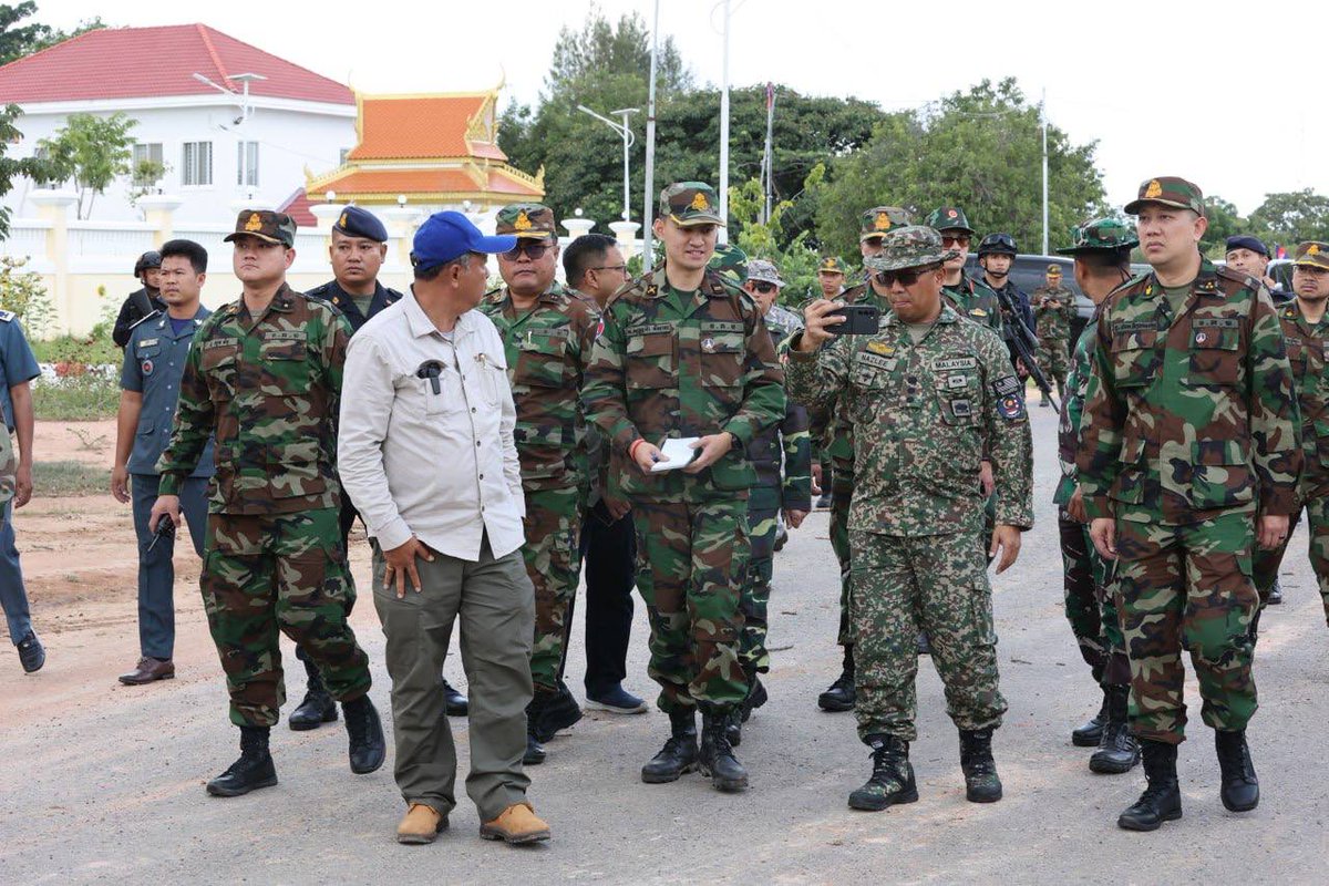 MinistryofInfo1's tweet photo. A seven-nation Interim Observer Team (IOT), led by Colonel Nazlee Bin Abdul Rahim, Malaysian Defence Attaché to the Kingdom of Cambodia, and joined by other residents and non-resident Defence Attaché to the Kingdom of Cambodia conducted an observation visit to Boeung Trakoun Border Checkpoint in Banteay Meanchey Province. These developments occurred subsequent to the ceasefire agreement and the release of the joint statement  during the Extraordinary Cambodia–Thailand General Boundary Committee Meeting (GBC Meeting) held on 7 August 2025, in Malaysia.

(Thursday Afternoon, 14 August 2025)

Photo: Khem Sovannara / AKP