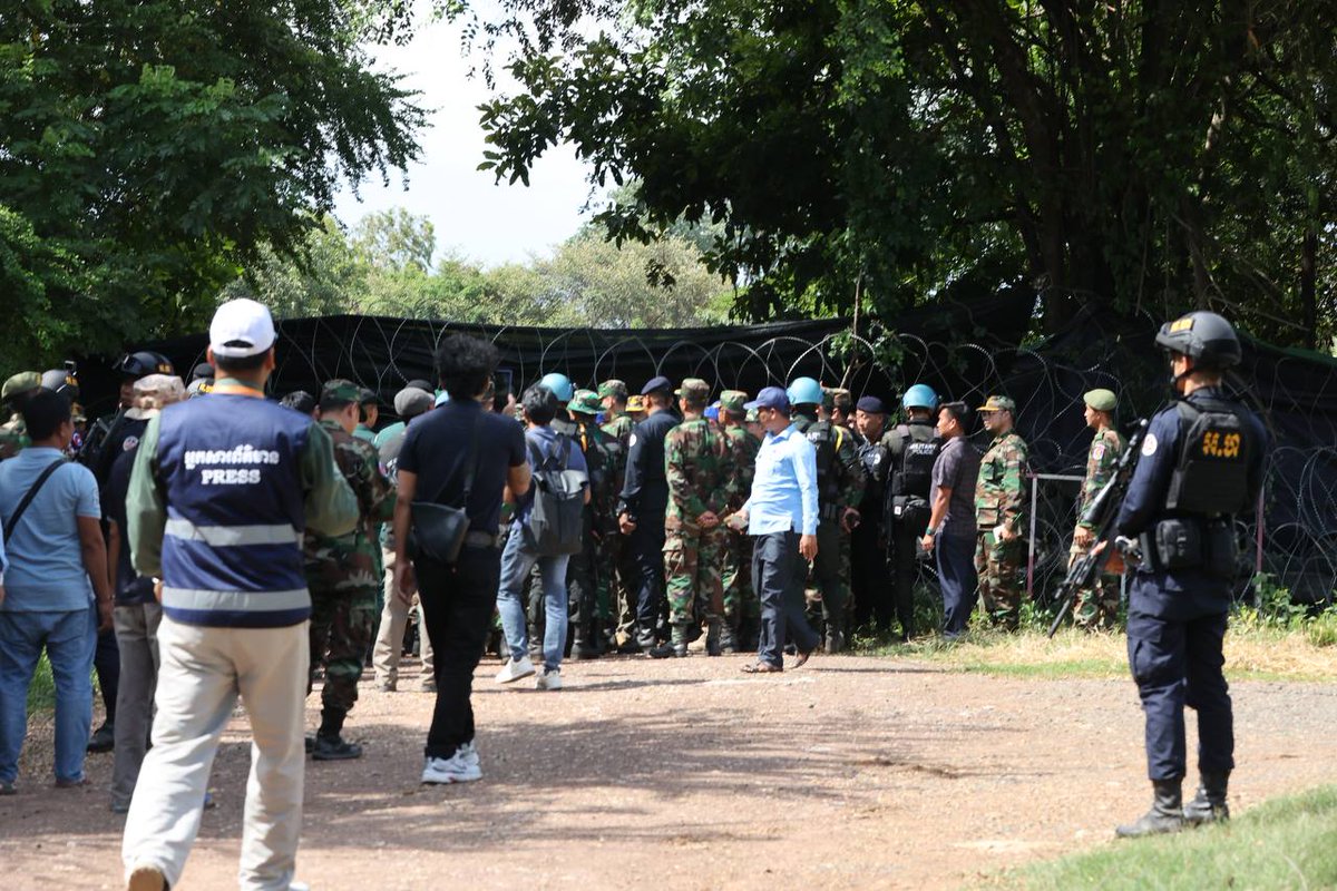 MinistryofInfo1's tweet photo. On Thursday Afternoon, 14 August 2025, A seven-nation Interim Observer Team (IOT), led by Malaysian Defence Attaché to the Kingdom of Cambodia, and joined by other residents and non-resident Defence Attaché to the Kingdom of Cambodia conducted an observation visit to Prey Chan Village, O’ Bei Choan  Commune, O’ Chrov District, Banteay Meanchey Province. The visit was conducted following the reports of illegal barbed wire installation by the Thai armed forces on August 12–13, 2025. These developments occurred subsequent to the ceasefire agreement and the release of the joint statement  during the Extraordinary Cambodia –Thailand General Boundary Committee Meeting (GBC Meeting) held on 7 August 2025, in Malaysia.

Photo: Khem Sovannara / AKP