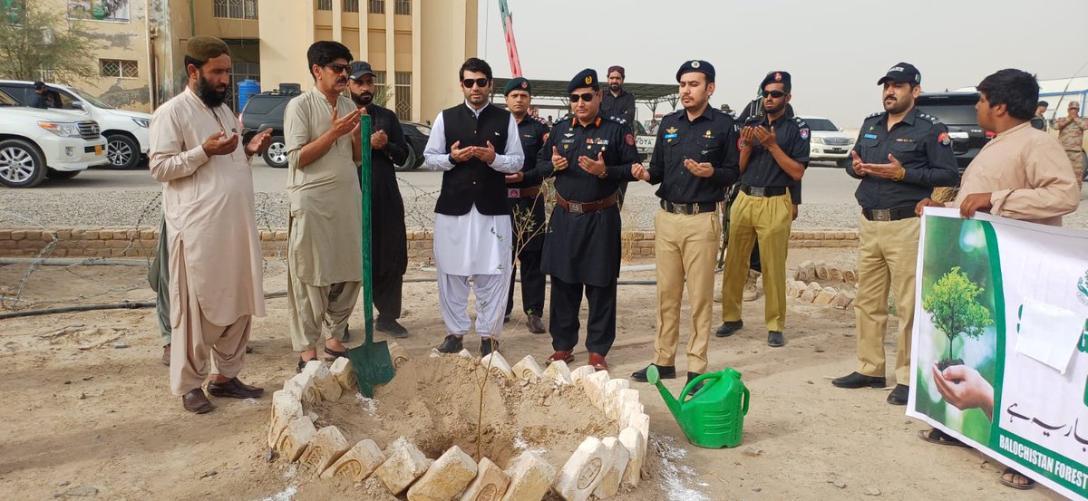 یوم آذادی پاکستان کے موقع پر ڈپٹی کمشنر آفس دالبندین میں درخت لگایا گیا۔
آئیں اس برس یوم آزادی پرجھنڈیاں بھی لگائیں اور درخت بھی کہ دونوں ہی کا تعلق کار خیر سے ہے۔
#IndependenceDay2025 
#14AugustBalochistanKeSang
#Balochistan