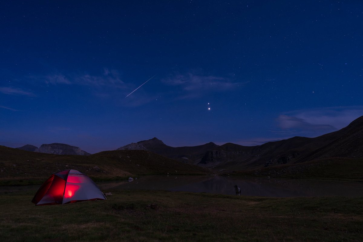 Jupiter et Venus en conjonction et un météore  vus depuis le lac Verdet (04) à 2500m d’altitude le 13 août 2025. <a href="/cieletespace/">Ciel & Espace</a> <a href="/EricLagadec/">Eric Lagadec✨🌍</a> #astrophotography
#mercantour #perseids