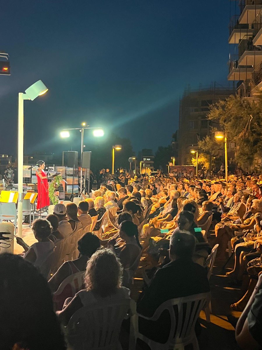 PPdeMallorca's tweet photo. Ahir s’Illot va donar el sus a les seves festes amb un pregó emotiu, carregat de records i reflexions, de la mà de Maria Magdalena Cubells Fullana 🎉.

L’acte va comptar amb la música i l’ambient únic que va posar la Banda de Música de Manacor 🎶. https://t.co/jGIfkoSefa