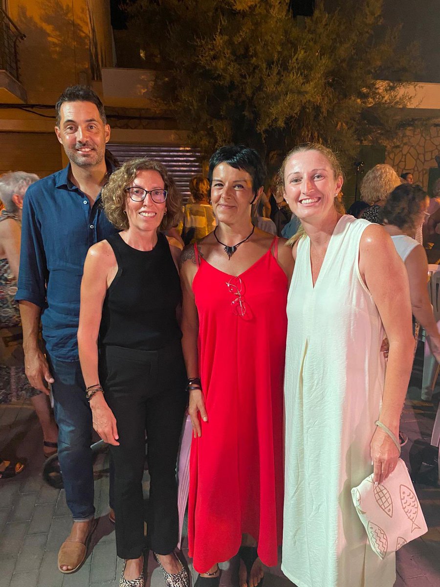 PPdeMallorca's tweet photo. Ahir s’Illot va donar el sus a les seves festes amb un pregó emotiu, carregat de records i reflexions, de la mà de Maria Magdalena Cubells Fullana 🎉.

L’acte va comptar amb la música i l’ambient únic que va posar la Banda de Música de Manacor 🎶. https://t.co/jGIfkoSefa