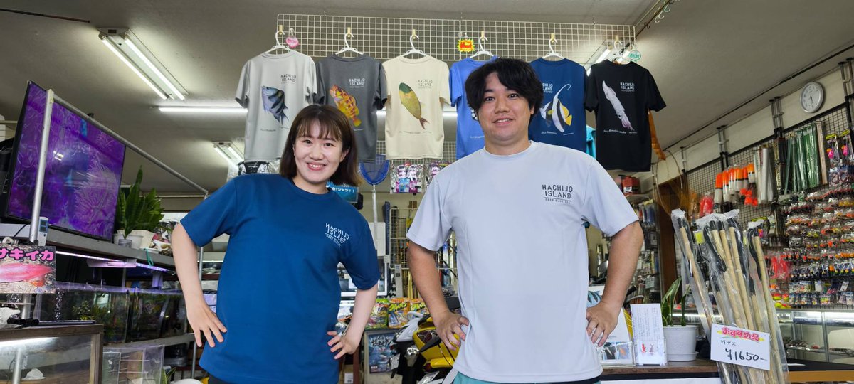 marisol56586724's tweet image. 売り切れ間際の駆け込み購入💨

町立病院の先生方がハタタテダイTシャツとオヤビッチャTシャツをセレクトしてくださいました✨

Twitterもいつも見てくれているそうでうれしいです！八丈島ルックになっていい感じです🥰

オヤビッチャTシャツLLサイズが完売しましたがまだまだ他のサイズはあります！