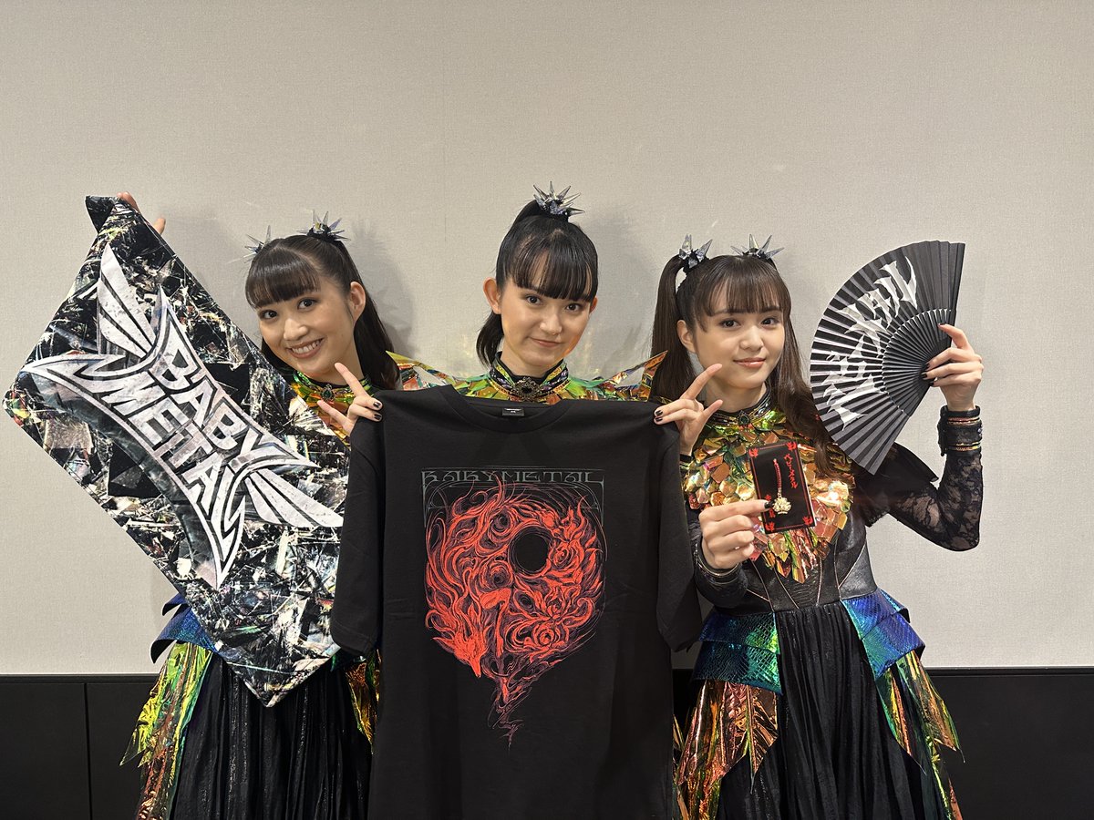 BABYMETAL_JAPAN's tweet photo. BABYMETAL WORLD TOUR 2025-2026 SUMMER TOUR IN JAPAN YOKOHAMA DAY2!! 
Thank you for coming!! 終演後のグッズ販売を行っております。是非チェックしてく��さい🪭

#BABYMETAL #BABYMETALWORLDTOUR20252026 https://t.co/AwX1ea0rhk