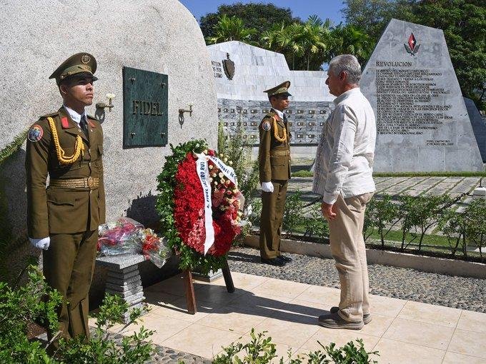 «Fidel nunca se rindió»
En el Cementerio Patrimonial Santa Ifigenia, el Presidente cubano Miguel Díaz-Canel Bermúdez, rindió tributo al Comandante en Jefe Fidel Castro Ruz «Fidel es eterno».  «¡Y venceremos!». #100AñosConFidel