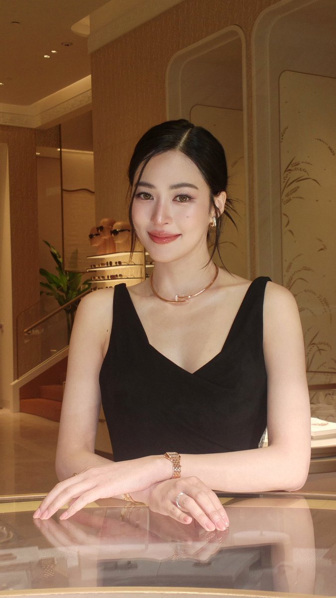 sp_nusu's tweet photo. หลิง ตัวเอง อยากสวยมากกก  ☺️😳
จริงๆ คำเดียว " สวย "

LINGLING X CARTIER 
#LinglingKwongCartierEvent 
#หลิงหลิงคอง #linglingkwong https://t.co/6N4NNCHVJs