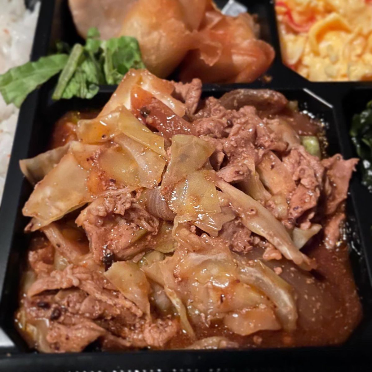 最高のおっさんの晩ごはん。
「肉」と書かれた回鍋肉弁当
#最高のおっさんのロケ弁当 
#2025チャレンジ第二弾 
#DOCTORPRICE ロケ