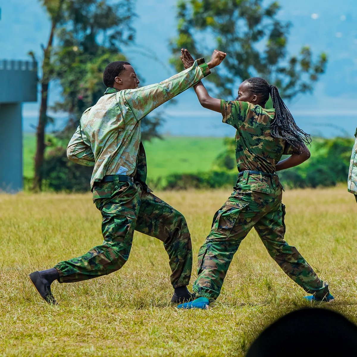 Mu minsi 45 Intore z’#Indangamirwa15 bamaze batozwa, bahawe inyigisho zitandukanye zigamije kububakamo indangagaciro na kirazira by’umuco nyarwanda: 

🔹Kuba Intagamburuzwa mu bibazo bahura na byo mu buzima; 

🔹Kuba abaranga b’u Rwanda barushakira imbuto n’amaboko hirya no hino;