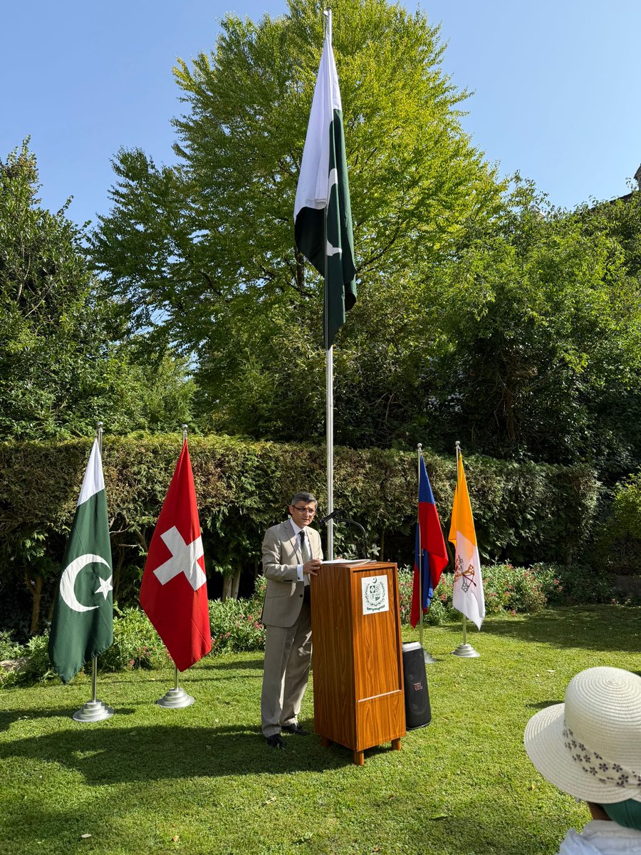 PakinSchweiz's tweet image. To mark the Marka-e Haq &amp;amp; Independence Day 14 August, a flag hoisting ceremony was held at 🇵🇰 Embassy in Bern 🇨🇭. The event was attended by a number of 🇵🇰is living in 🇨🇭. Messages from the President, PM &amp;amp; DPM/FM were read-out.
@ForeignOfficePk @PkPublicDiplo  @aamirshouket