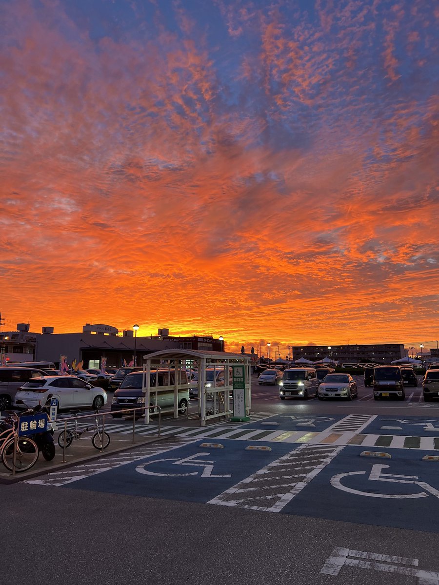 williamyuenyee's tweet photo. A stunning pre-typhoon sunset, seen from a supermarket parking lot in Okinawa, Japan. https://t.co/DIh1Q42mca
