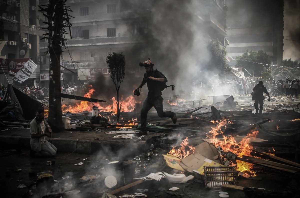 mosaaberizing's tweet photo. On August 14th, Rabaa was surrounded, with limited routes of exit, and heavy use of tear gas, rubber bullets and live bullets was documented. Fire engulfed the square and many bodies were charred. Families rushed to nearby Iman Mosque the next day to identify bodies and bury them https://t.co/1ymzZ4VYQW