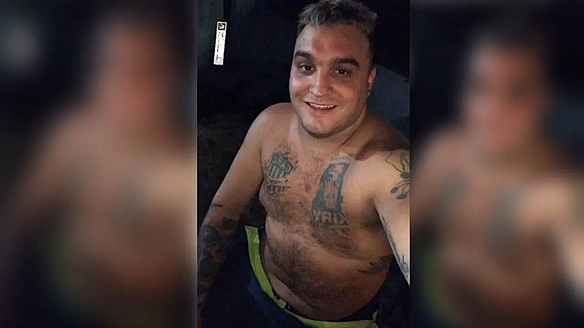 ⚽🚔 #Policiales | Cayó el “Laucha” Ghiselli, jefe de la barra de #RosarioCentral
🚨Secuestraron #armas,  #drogas, #dinero, vehículos y celulares

🔗📲 Mas Info 👉 wp.me/p8kW5o-EzL
 
#DZ #PFA #Allanamientos #Rosario #Policiales #BarraBrava