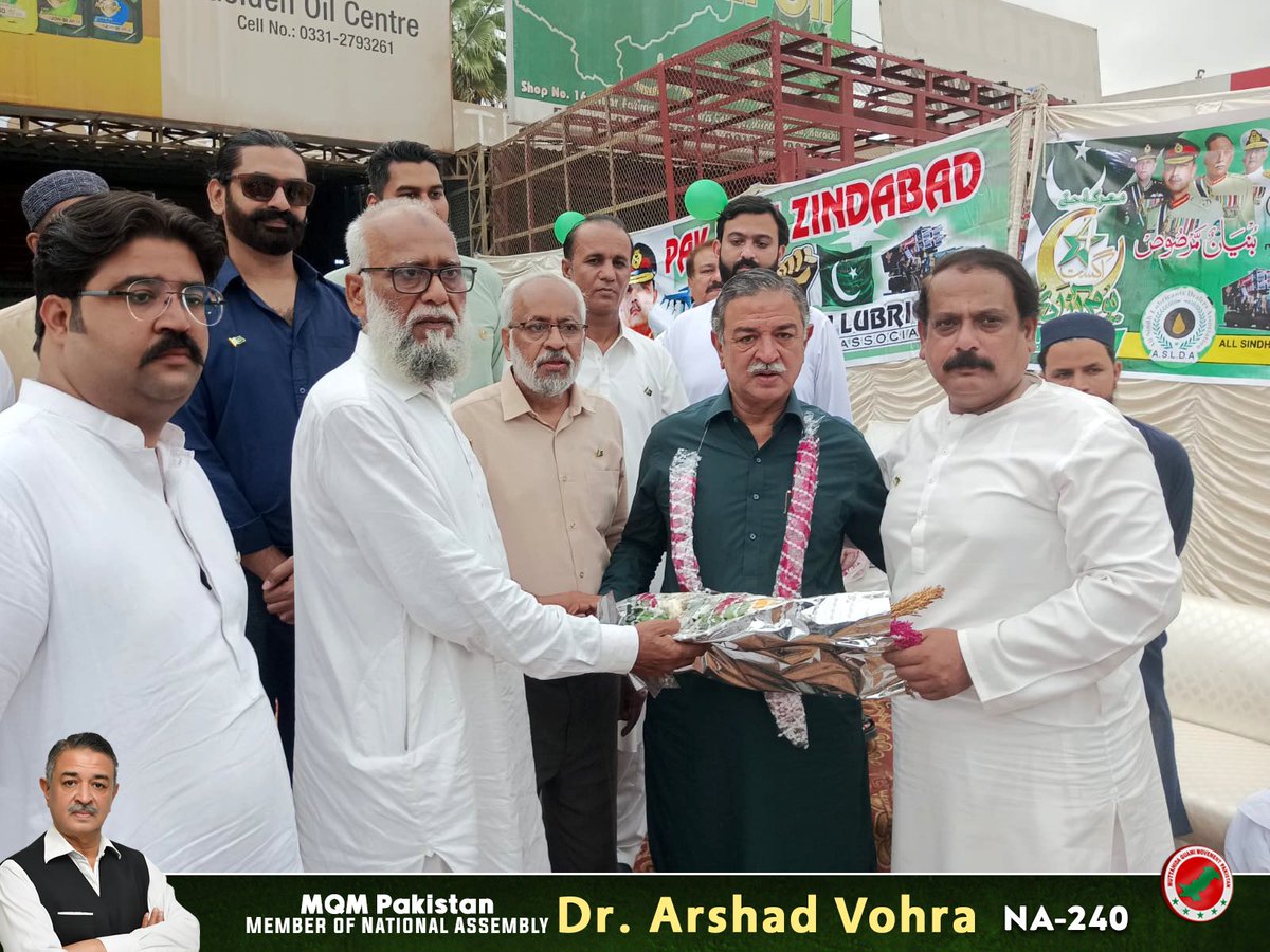 DrArshadAVohra's tweet photo. آئل ٹریڈرز ایسوسی ایشن کے زیر اہتمام یومِ آزادی پر پرچم کشائی کی تقریب منعقد ہوئی، مہمانِ خصوصی رکن قومی اسمبلی ڈاکٹر ارشد وہرہ نے پرچم کشائی کی، جس میں سیاسی و سماجی شخصیات نے بھی بھرپور شرکت کی۔

#MQMPakistan #ArshadVohra #NA240 #78thIndependenceDay #UnityAndPatriotism https://t.co/8UWZgoOOIb