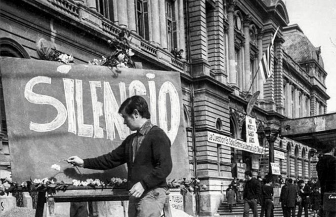 Valentina__Uy's tweet photo. Silencio, ha muerto un estudiante.
#14agosto
#LiberArce
#marchadeestudiantes
https://t.co/pTVBv8gMa5 https://t.co/7UUF7eEpjM