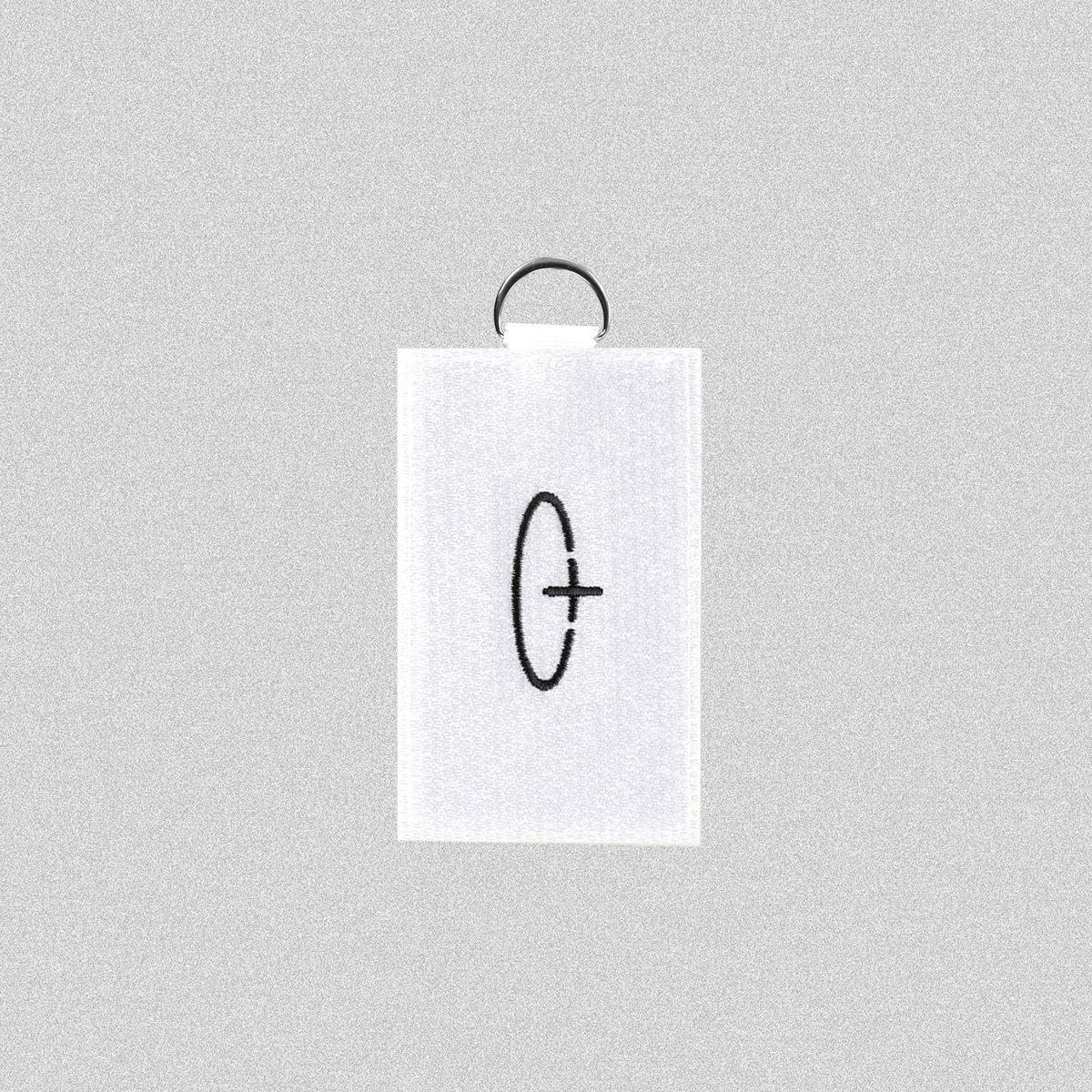FILE_2025_2_CTRL+V_KEYHOLDER_WHITE

code47l.stores.jp/items/689b05e6…

厚手のキャンバス生地を使用したタグキーホルダー。

ショートカットキー"CTRL+V"をデザインモチーフに昇華し
"CTRL+X"で切り取ったTシャツの生地を貼り付けたイメージのキーホルダーです。