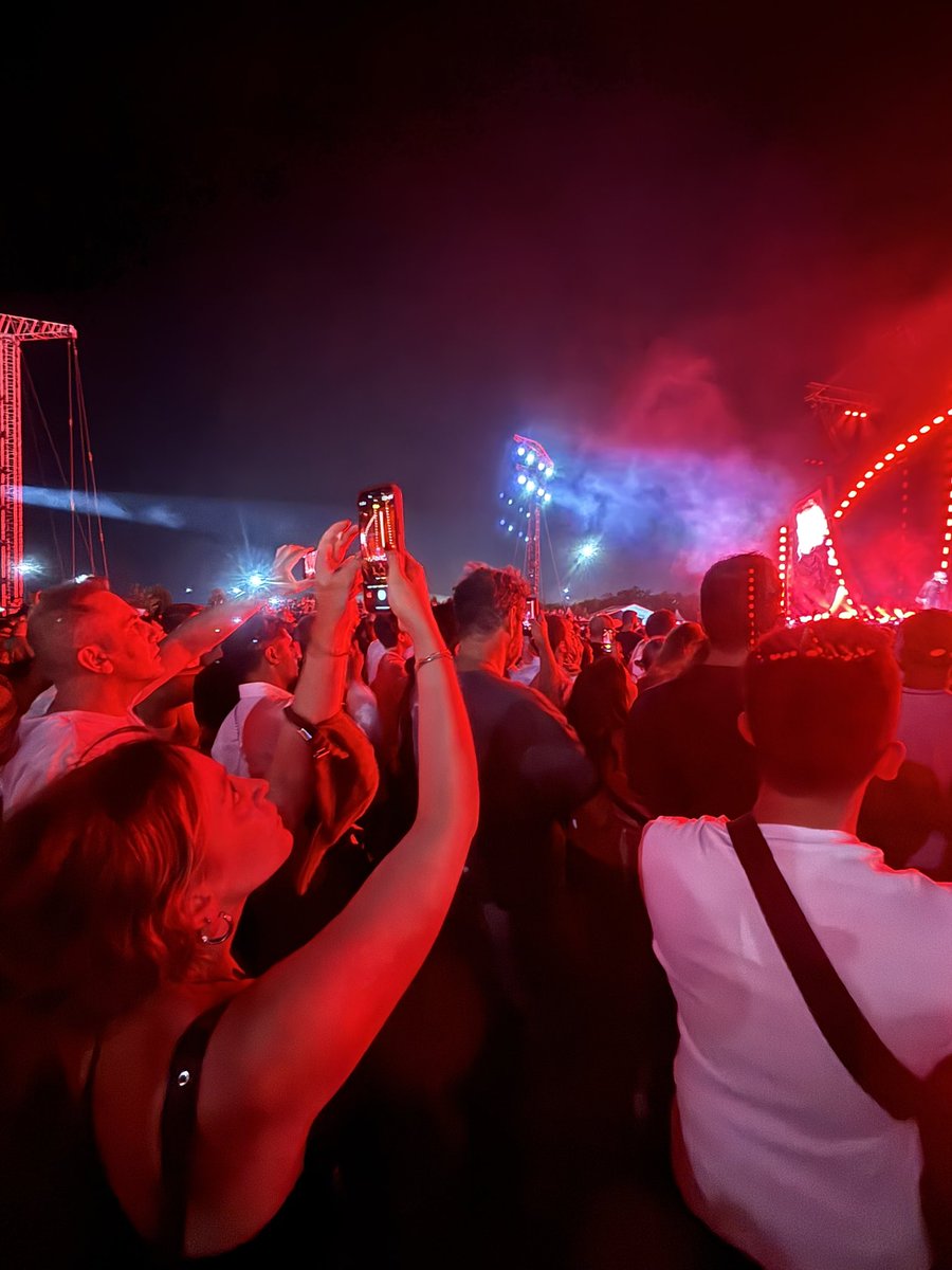 efecannot's tweet image. yalan soyluyor butun konser boyleydi