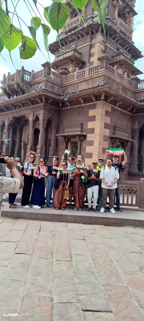 जोधपुर में “हर घर तिरंगा” हर दिल का अभियान बन गया है। 

सूर्यनगरी के जाने-माने स्थानों से आ रही तस्वीरें बता रही हैं, तिरंगा हाथ में भी है और दिल में भी।

#HarGharTiranga