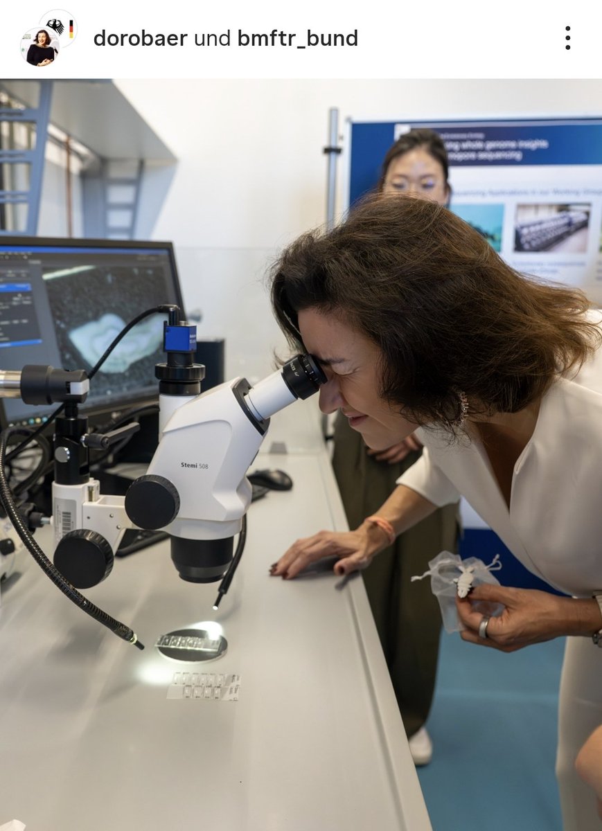 Die Raumfahrtministerin schaut durch ein Binokular und kneift dabei ein Auge zu und damit ist auch alles über die Fähigkeiten von CSUlern gesagt.