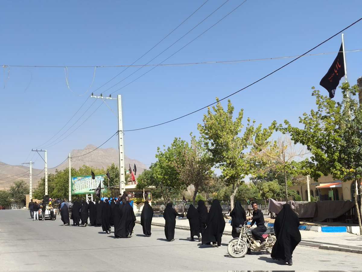«صبحِ اربعین می‌دمد…  
آفتاب، گنبدِ حسین(ع) را بوسید،  
زائران، با پاهای خونین و دلی سبک فریاد می‌زنند: "یا حسین!"»
#حب_ااحسین_یجمعنا 
#امت_حسینی
