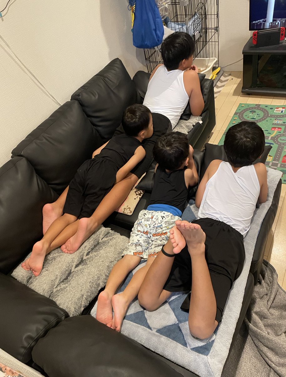 R453374510's tweet image. 男児四兄弟
怖いテレビ見る時フォーメーション