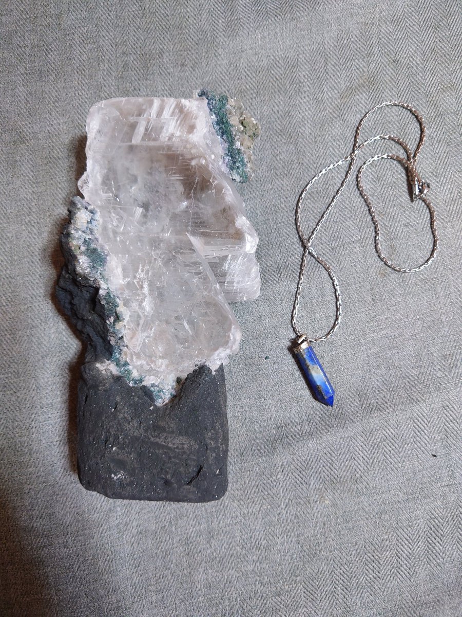 本日の戦利品。

セレナイト、またの名を透石膏。

ラピスラズリのペンダントトップ
 ＋ その辺の店で買った安いチェーン。

ついつい買ってしまった…。