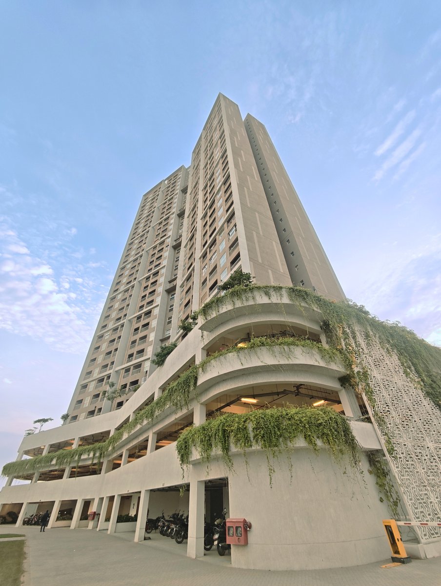 GIFTCity_'s tweet image. Experience elevated living at the tallest residential towers in #GIFTCity. The Occupancy Certificate (OC) for SOBHA Dream Heights was presented by Shri Sanjay Kaul, IAS, MD &amp;amp; Group CEO, GIFT City, to Mr. Nisanth MN, Deputy Managing Director, @SobhaLtd 

SOBHA Dream Heights offers…