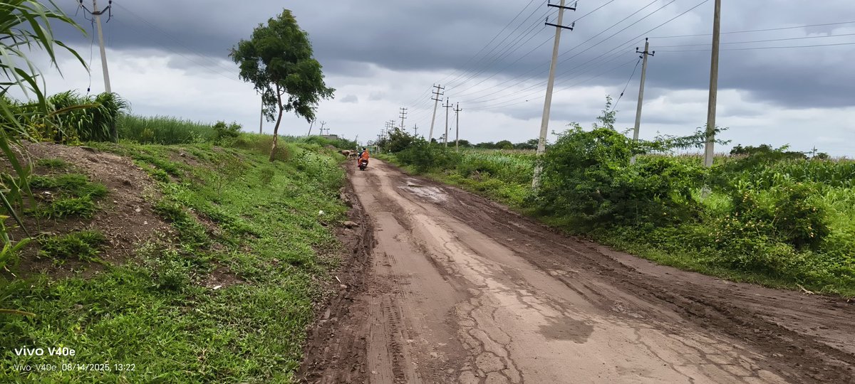 ರಾಯಬಾಗ ತಾಲೂಕಾ ಮಂಟೂರ ಗ್ರಾಮದಿಂದ ಕಟಕಬಾಂವಿ ಗ್ರಾಮಕ್ಕೆ ಸಂಪರ್ಕಿಸುವ ರಸ್ತೆಯಲ್ಲಿ  ಬಿದ್ದಿರುವ ತಗ್ಗು ಗುಂಡಿಗಳಿಂದ ಸಾರ್ವಜನಿಕರಿಗೆ ಹಾಗೂ ರೈತರಿಗೆ ಸಂಚರಿಸಲು ತೊಂದರೆಯಾಗುತ್ತಿದ್ದು ಈದರಬಗ್ಗೆ ಸಂಬಂಧಪಟ್ಟ ಅಧಿಕಾರಿಗಳ  ಗಮನಕ್ಕೆ ತಂದರು ಯಾವುದೇ ಪ್ರಯೊಜನವಾಗಿಲ್ಲ, ಆದರಿಂದ  ಸಂಬಂಧಪಟ್ಟ ಅಧಿಕಾರಿಗಳಿಗೆ ಸೂಚಿಸಲು ಈ ಮೂಲಕ ಮನವಿಮಾಡುತ್ತನೆ