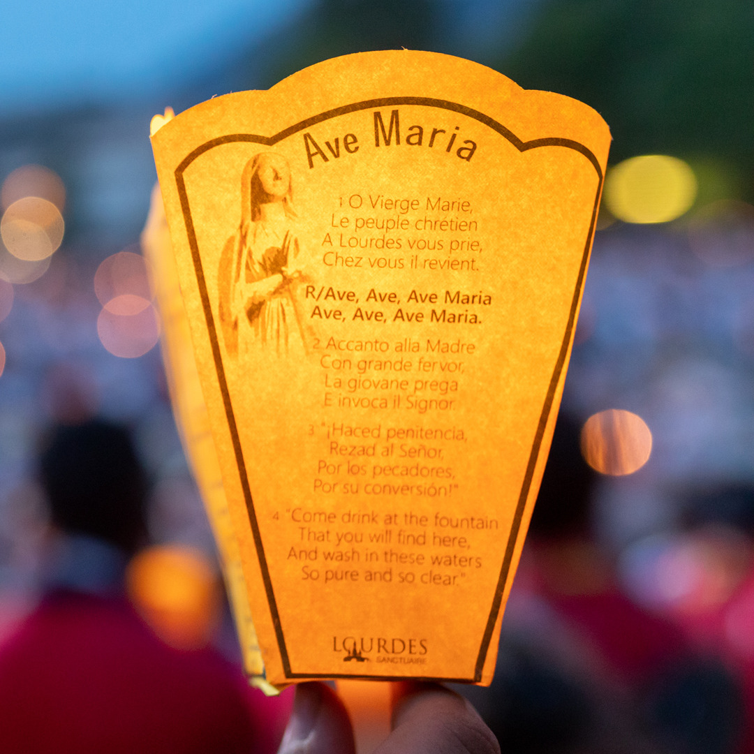 lourdes_france's tweet photo. 🔥 Pour prendre part de la plus belle des manières aux célébrations de la solennité de l’Assomption, vivez la procession mariale aux flambeaux du Sanctuaire de #Lourdes dès ce soir à 21h en direct sur Lourdes+. 🙏🎇

Découvrir Lourdes+ 👉 https://t.co/ecWbWMhGgY https://t.co/6p3o7PCHBf