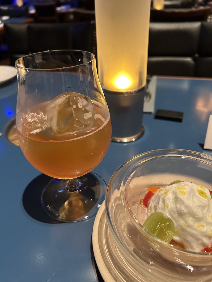 娘も一人旅に出かけてしまい暇すぎるので、私も一人Blue noteに来てしまいました。
アリーナは相席なので、両隣りカップルに挟まれながら上質なジャズを堪能しました♪