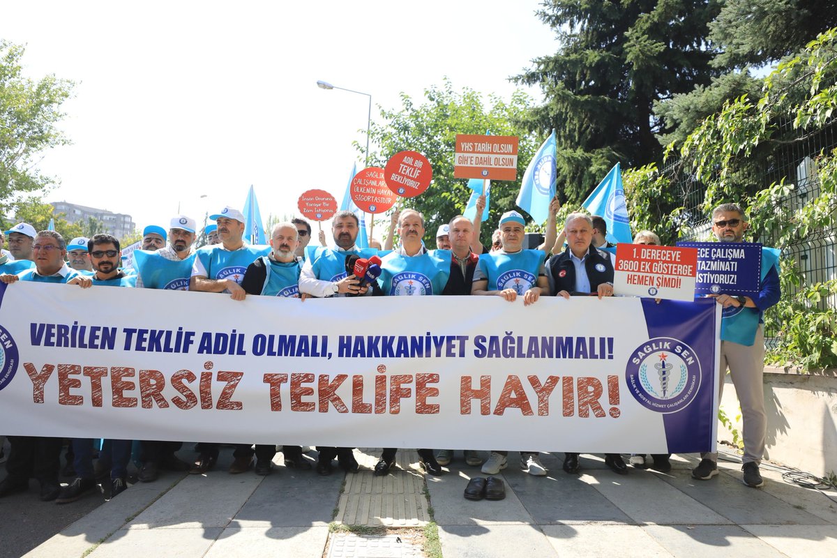 sagliksen's tweet photo. Sağlık-Sen Çalışma Bakanlığı Önünde Oturma Eylemi Yaptı

Sağlık-Sen Genel Merkezi, Kamu İşvereni’nin 8. Dönem Toplu Sözleşme görüşmelerinde verdiği yetersiz teklifi, Çalışma ve Sosyal Güvenlik Bakanlığı önünde oturarak protesto etti.

Genel Başkan Mahmut Faruk Doğan, “Kamu İşveren Heyeti, yoğun bakımdaki hemşireyi görmezden gelmiştir. Doğum salonundaki ebeyi yok saymıştır. 7/24 dört teker üstünde ambulansta koşturan paramediği görmemiştir. Teklif edilen rakamların çarşı pazarla alakası yoktur” dedi.

#YetersizTeklifeHayır

⤵️
https://t.co/OtwFJfkMrI