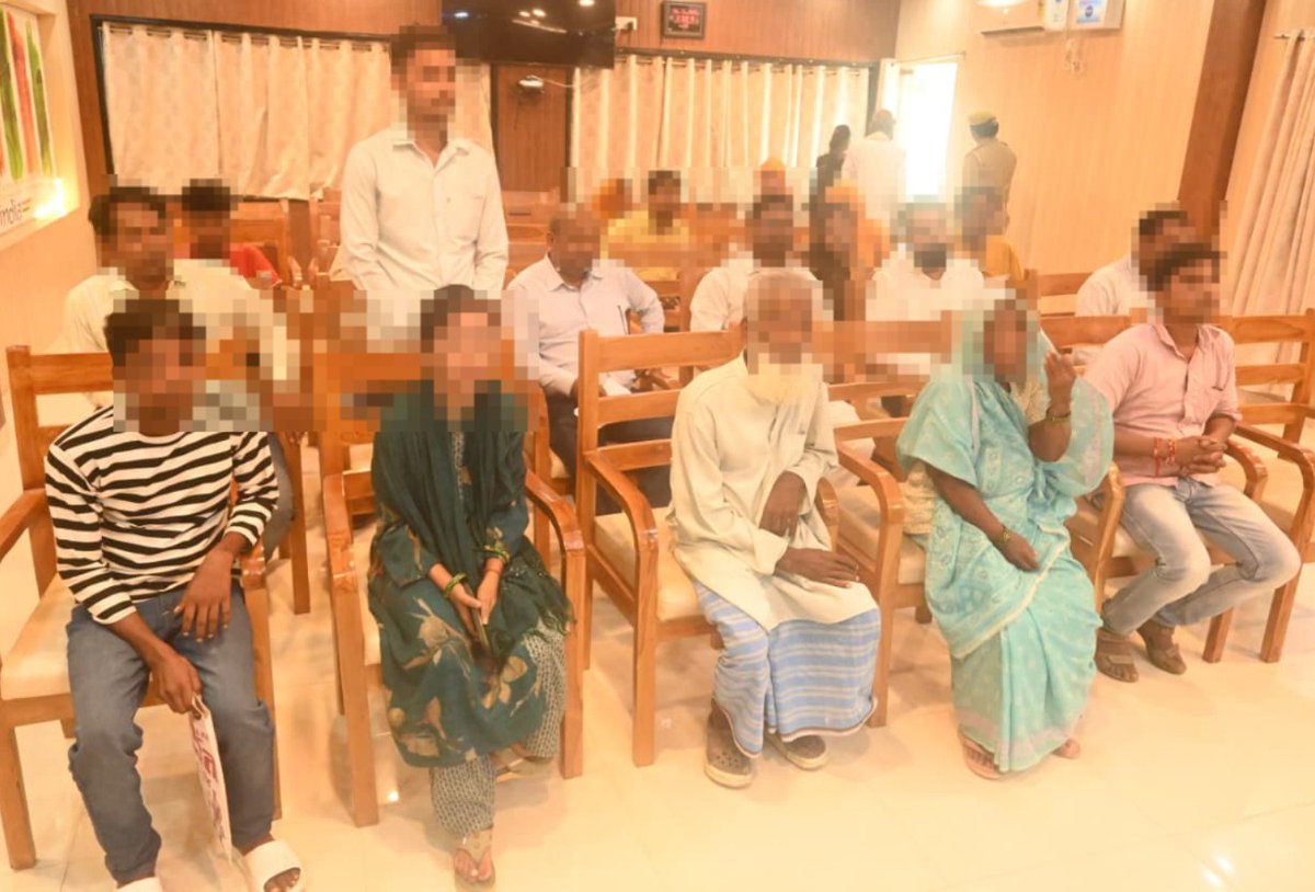 पुलिस अधीक्षक कुशीनगर द्वारा पुलिस कार्यालय में जनता की समस्याओं को सुनकर किया जा रहा है निस्तारण, समस्त क्षेत्राधिकारी व थाना प्रभारी/थानाध्यक्ष को जनसुनवाई कर गुणवत्तापूर्ण व समयबद्ध निस्तारण हेतु निर्देश दिये जा रहे है। #UPPolice