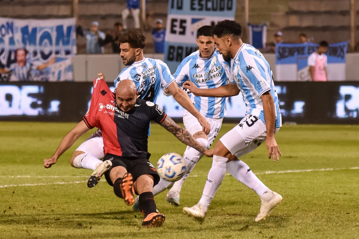 🔴⚽ #Deportes | Newells venció a Atlético Tucumán en un partidazo
⚽ Con goles de Lollo, Maroni y González, la Lepra revirtió el marcador y selló su pase en la #CopaArgentina 

🔗📲 Mas Info 👉 wp.me/s8kW5o-155992

#DZ #Deportes #Futbol #Newells #NOB #FútbolArgentino