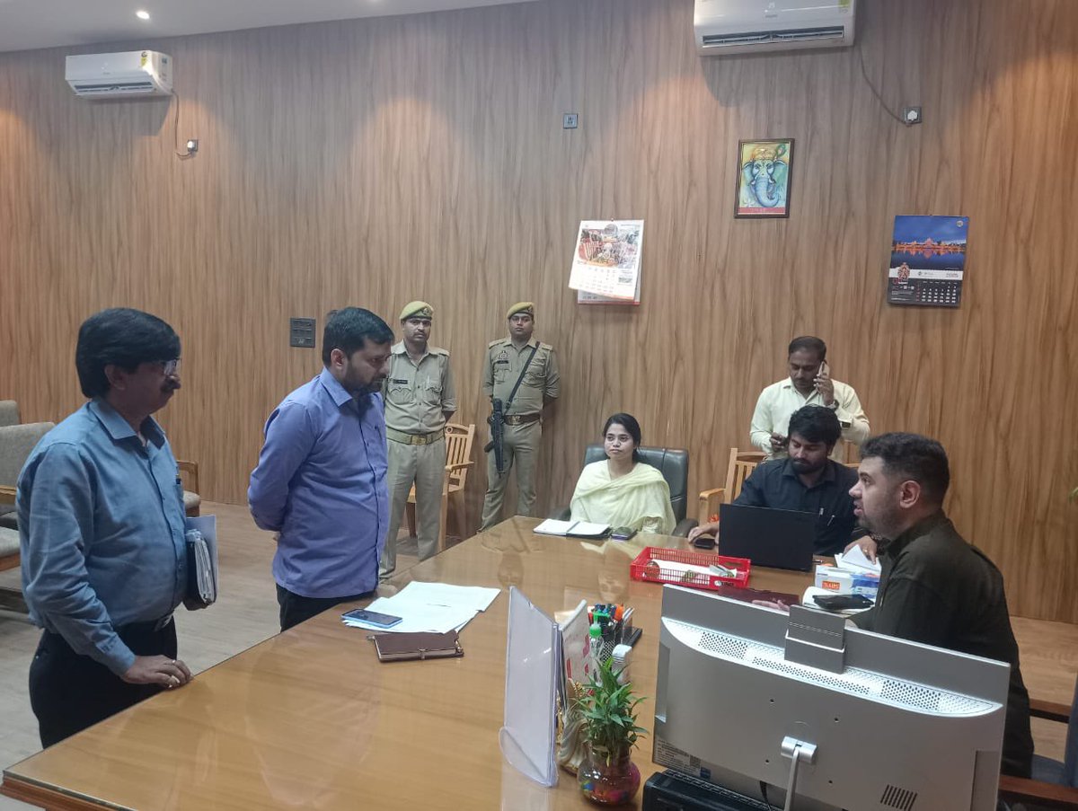 dmhardoi's tweet photo. आज कलेक्ट्रेट कक्ष में कृषि विभाग एवं सहकारिता विभाग के अधिकारियों को जनपद में यूरिया, डीएपी व एनपीके की उपलब्धता व न्यायपूर्ण वितरण के संबंध में आवश्यक निर्देश दिए गए।
@CMOfficeUP 
@InfoDeptUP 
@UPGovt https://t.co/sa64fjLOKG