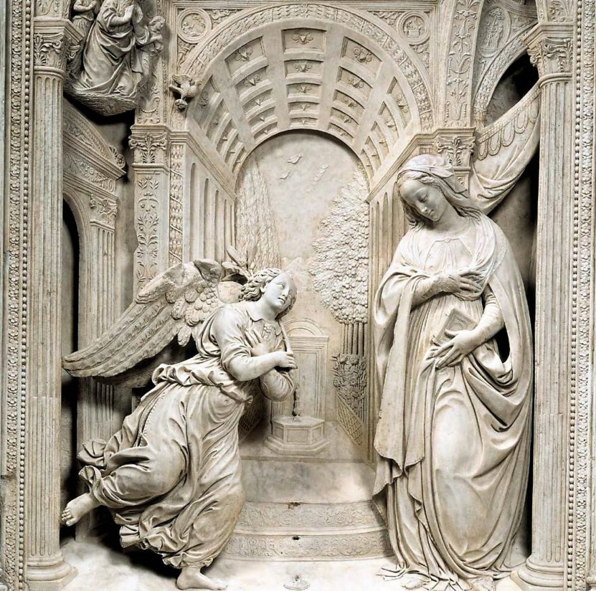 Benedetto da Maiano, Annunciazione (particolare), 1489. Marmo. Napoli, chiesa di Sant'Anna dei Lombardi.