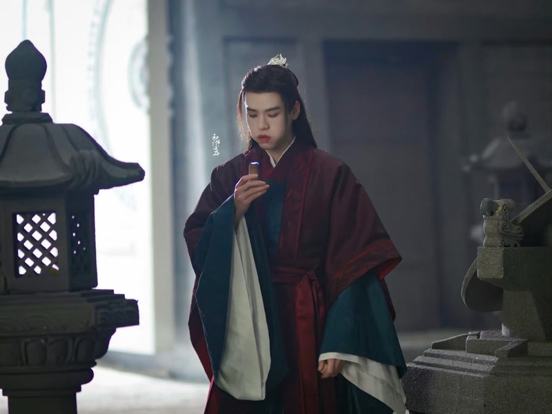 山河令～Word of Honor～
陰陽冊が、あまりにも早く見つかりました。漫画より早くない？（笑）。武庫というより、書庫ですね。陰陽冊は……ページ数少なくない？もっと多くてもいいのに。全３０巻ぐらいあるのかと思ってました（笑）。
ⓒ on watermark