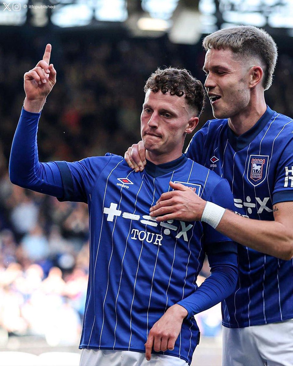 DeadlineDayLive's tweet photo. 🚨 Wrexham have agreed a club-record £10M fee to sign Ipswich's Nathan Broadhead.

He will undergo his medical today and complete the move.

(Source: @SkySports) https://t.co/4eV6WgAmOK
