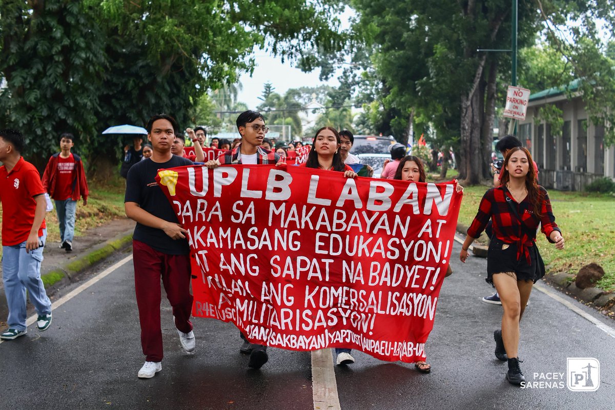 uplbperspective's tweet photo. MGA LARAWAN | Sama-samang kumilos ang higit 500 na estudyante ng UPLB upang ipanawagan ang agarang tugon sa mga suliraning dulot ng neoliberal na edukasyon sa kada semestreng First Day Rage noong Agosto 12, 2025. 

#FirstDayRage
#UPLBFightBack
#UPLBHeedOurCalls https://t.co/9rVYDdqWDF