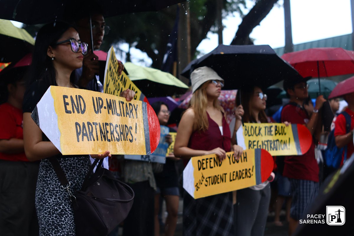 uplbperspective's tweet photo. MGA LARAWAN | Sama-samang kumilos ang higit 500 na estudyante ng UPLB upang ipanawagan ang agarang tugon sa mga suliraning dulot ng neoliberal na edukasyon sa kada semestreng First Day Rage noong Agosto 12, 2025. 

#FirstDayRage
#UPLBFightBack
#UPLBHeedOurCalls https://t.co/9rVYDdqWDF