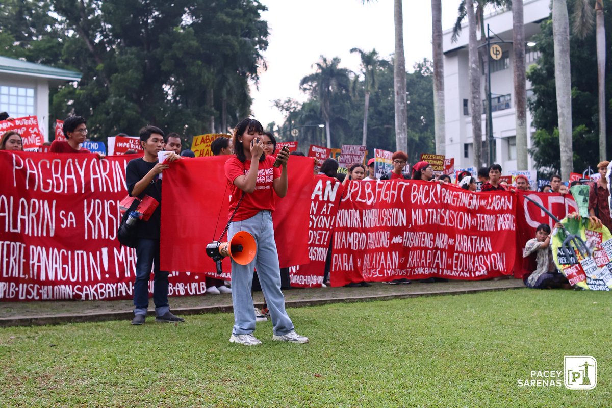 uplbperspective's tweet photo. MGA LARAWAN | Sama-samang kumilos ang higit 500 na estudyante ng UPLB upang ipanawagan ang agarang tugon sa mga suliraning dulot ng neoliberal na edukasyon sa kada semestreng First Day Rage noong Agosto 12, 2025. 

#FirstDayRage
#UPLBFightBack
#UPLBHeedOurCalls https://t.co/9rVYDdqWDF