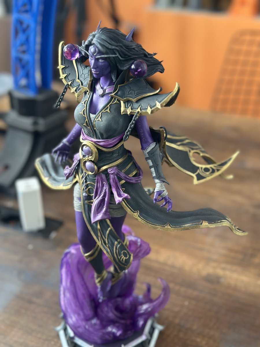 Hayatımın ilk çok parçalı, detayı yüksek figür boyamasını tamamladım.

Bu işi para karşılığı yapanlara saygım daha da arttı. Xalatath (WoW) benim 2 gün, 11 saatimi aldı. Bu iş deli bir sabır işi. Ben ise 1 saat daha dayanamazdım. 3d print üretimden boyaya, el emeğim göz nurum.