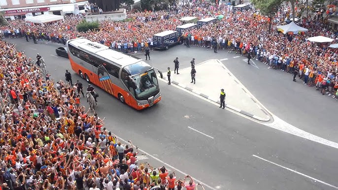 JRequena89's tweet photo. Ahora que el @valenciacf está recuperando tantas cosas, a ver si es capaz de conseguir que se pueda arropar al autobús como antes y no como ahora https://t.co/87uPyaQ3YT