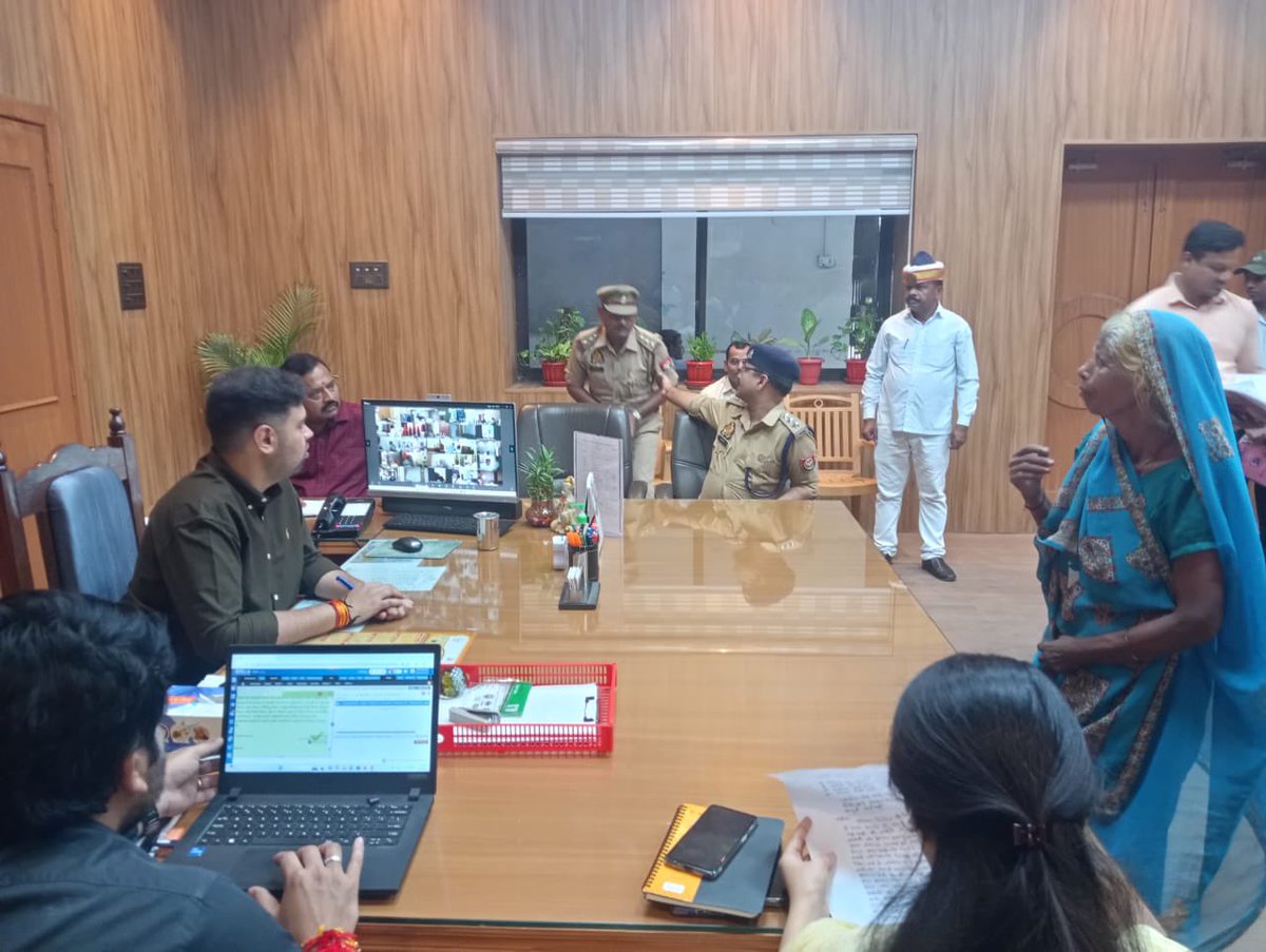 dmhardoi's tweet photo. आज कलेक्ट्रेट कक्ष में जन सुनवाई के दौरान प्राप्त 54 शिकायतें प्राप्त हुईं जिनके त्वरित व गुणवत्तापूर्ण निस्तारण के संबंध में संबंधित अधिकारियों को निर्देशित किया गया।
@CMOfficeUP 
@InfoDeptUP 
@UPGovt https://t.co/SBsrTeiLFY