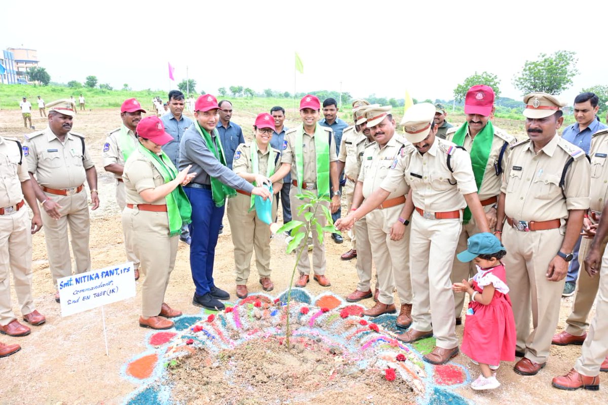 Collector_ADB's tweet photo. వన మహోత్సవంలో భాగంగా గురువారం స్థానిక సెకండ్ బెటాలియన్ యాపల్ గూడ నందు మామిడి మధుబన్ అనే పేరుతో 600 మామిడి మొక్కలు నాటే కార్యక్రమం లో జిల్లా కలెక్టర్ రాజర్షి షా ఐఏఎస్,జిల్లా ఎస్పీ అఖిల్ మహాజన్ ఐపీఎస్,సెకండ్ బెటాలియన్ కమాండెంట్ నితిక పంత్ ఐపీఎస్,ఉట్నూర్ ఎఎస్పి కాజల్ సింగ్ ఐపీఎస్,సెకండ్ బెటాలియన్ అధికారులతో కలిసి మొక్కలు నాటడం జరిగింది.  #TSSP #TSSPBattalions
@TelanganaCMO
@TelanganaCS
@CPRO_TGCM
@Bhatti_Mallu 
@iamkondasurekha 
@jupallyk_rao 
@TelanganaDGP 
@adilabad_sp
@2NDBNTGSP
@TelanganaCOPs 
@PIBHyderabad
@IASassociation
@ddyadagirinews
@IasTelangana
@IPRTelangana
@DDNewslive
@DCsofIndia
@PTI_News
@PIB_India
@MIB_India
@PIBHindi
@ANI