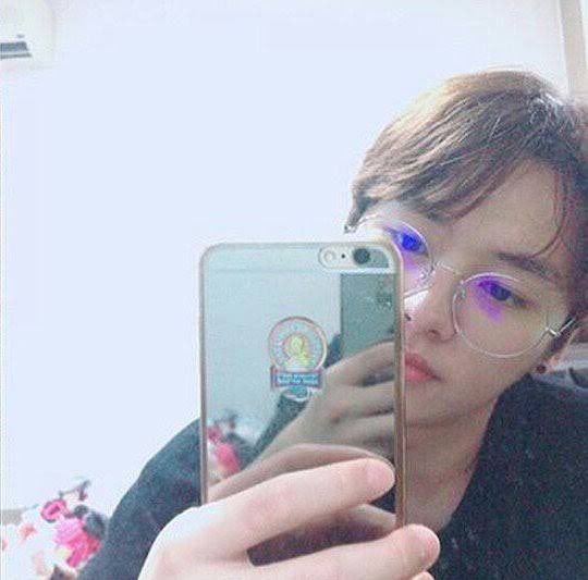 minhoautism's tweet photo. predebut minho makes me so sick HE'S SO TINYYYYY 😭😭😭😭😭😭 Hello world ... i'm 15 seconds old ... https://t.co/xpBF4piiR6