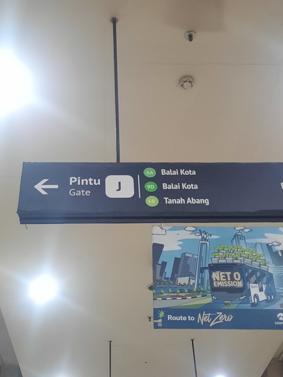 vinarahmi's tweet photo. Kak @PT_Transjakarta kebolak ini https://t.co/el0zhQld1z