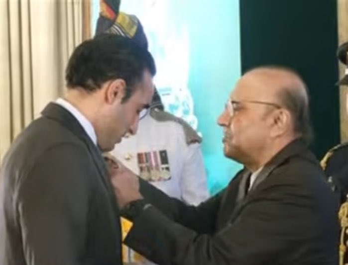 D_Cooper_B's tweet photo. بلاول کی اسٹیٹمینٹ پر متھن چکرور تی کا رسپانس آنے پر بلاول کو  ایوارڈ سے نوازا گیا ہے ۔۔۔ گورنمنٹ آف پاکستان https://t.co/2Rbv2DmhFu