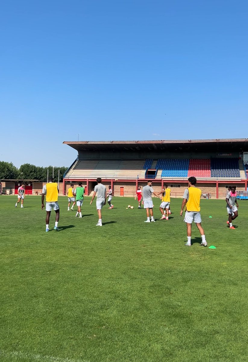 RealAvilaCF's tweet photo. Seguimos preparándonos, entrenando con ganas e ilusión ❤️⚽️💙
#Entrenamiento #RealÁvila #Encarnados https://t.co/hpvnEq2ynX