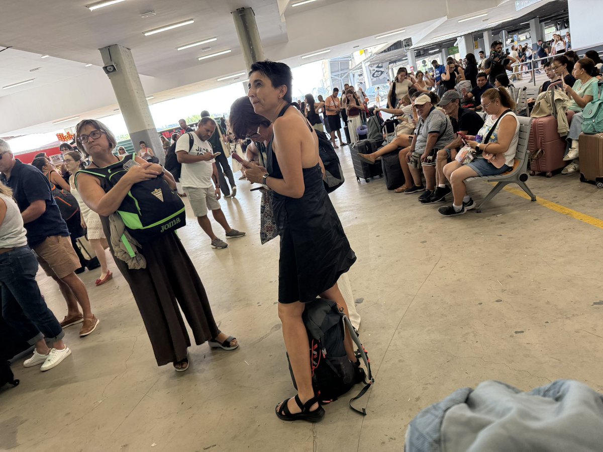 adj343's tweet image. 马德里的主要高铁站就是个破破烂烂的高速公路下面的建筑空间， 太惊人的破了